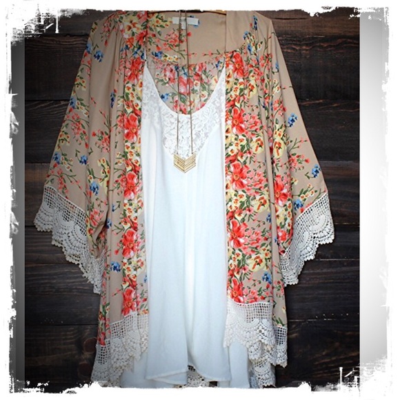 ✨BNWT✨ KIMONO FLORAL PRINT ✨PLUSE SIZE AS WELL✨ - Picture 2 of 4